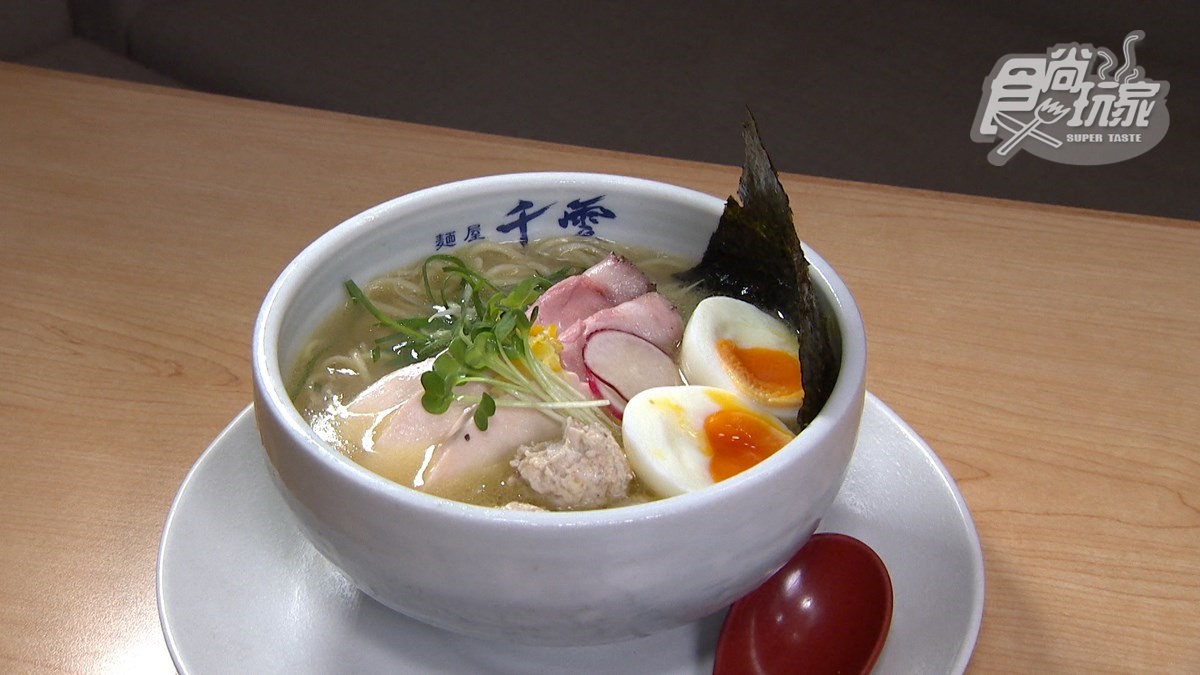 超道地日本味！濃厚「雞白湯拉麵」嘗得到柚子香，粉紅「舒肥叉燒」軟嫩口感激似牛肉片