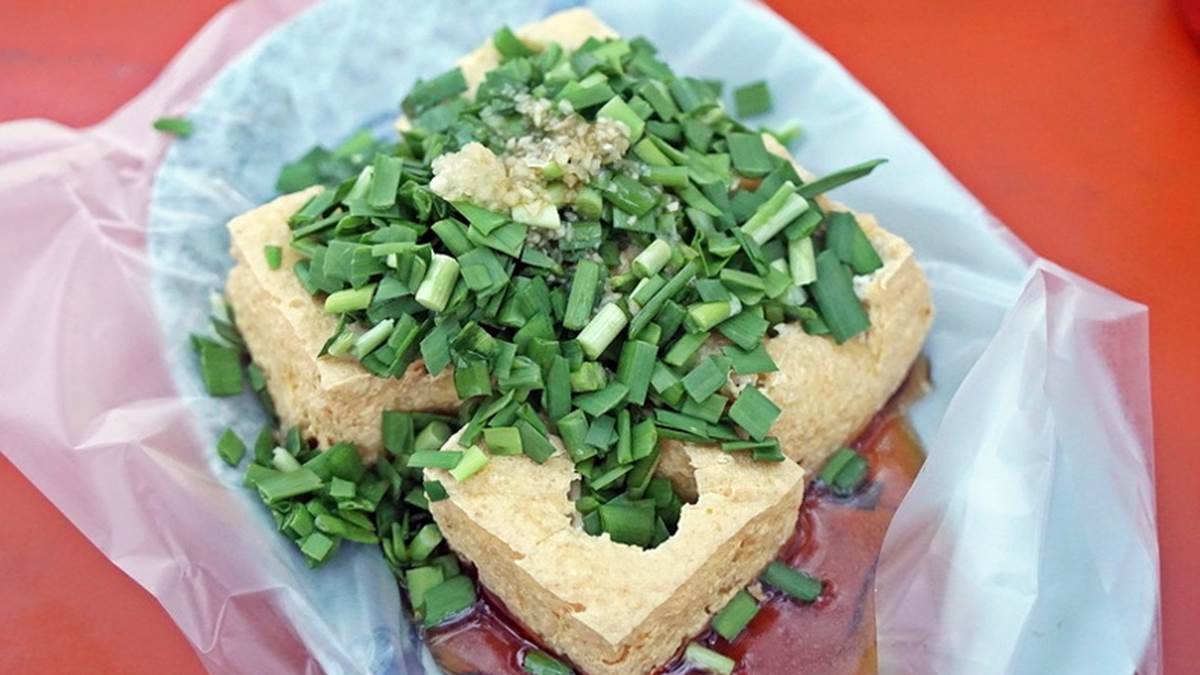 這家很「花蓮味」！人氣餐車臭豆腐塞滿滿韭菜，外酥內嫩搭蒜泥更唰嘴