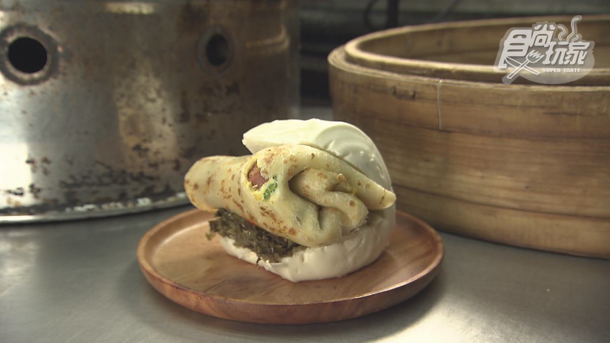 銘傳學生最愛早餐！爆餡饅頭夾蛋餅一口咬不下，再加１杯飲料只要50元