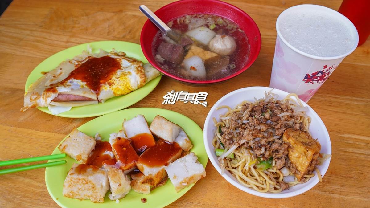 超厚「火腿粉漿蛋餅」對折不要切！台中60年早餐店搬到這，現場做的蘿蔔糕必點