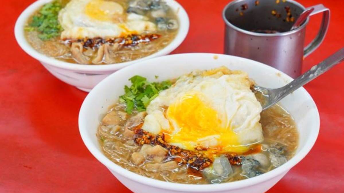 在地人早餐！高雄老字號麵線加半熟蛋超對味，配料「蚵仔」不裹粉鮮甜又飽滿