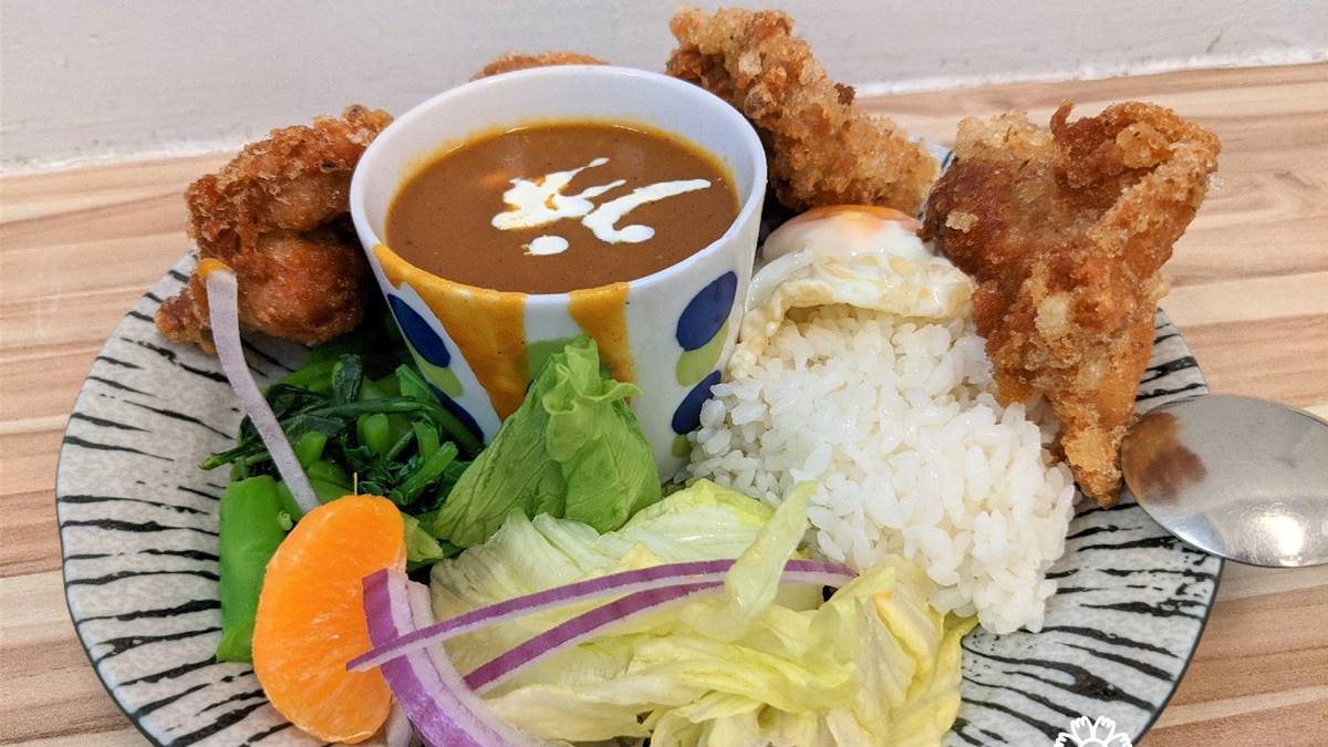在地人外帶愛店！評價4.4星咖哩飯大分量超飽足，現煎半熟蛋配飯更過癮