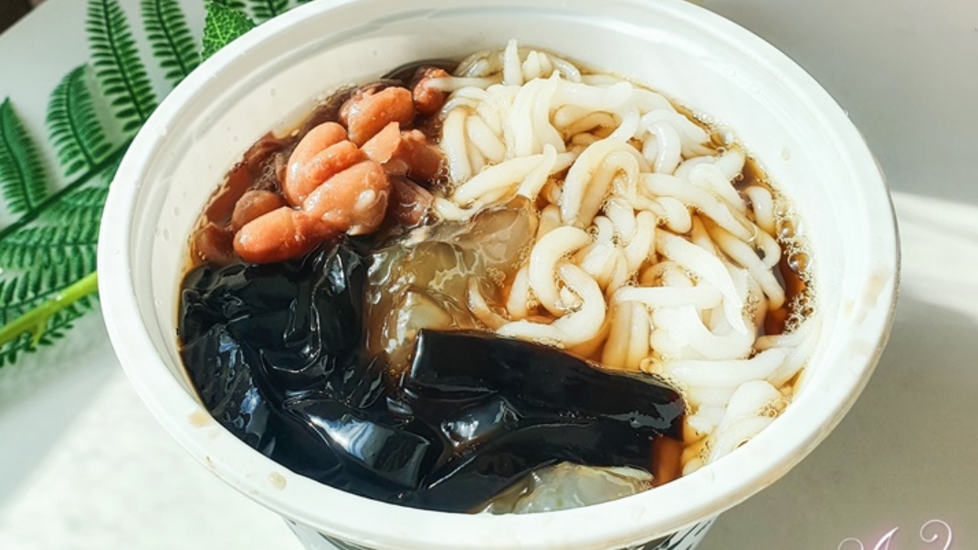 滿滿古早味！60年老店米苔目冰涼純手工，「古溜」粉粿也超欠吃