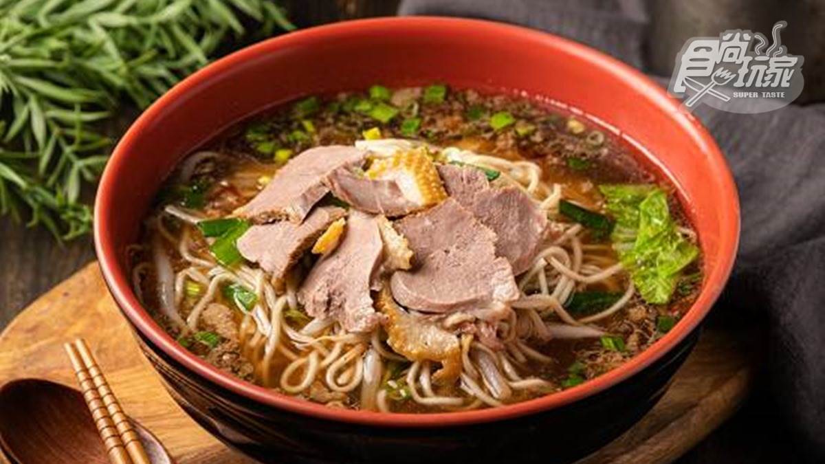 高雄人私藏！60年鴨肉麵加「豬油酥」超唰嘴，滷味拼盤蘸特製油膏也好搭