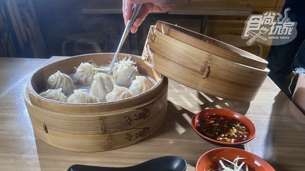 不輸鼎泰豐！人氣湯包一咬爆肉餡，「土雞、黑毛豬骨」熬製湯汁超鮮甜
