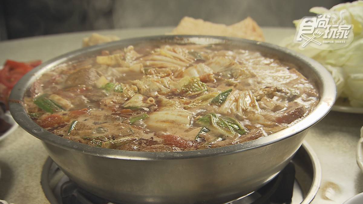 老饕口袋名單！浮誇「牛肉鍋」比臉盆還大只要280元，必點「手工白麵」拌豆腐乳超開胃
