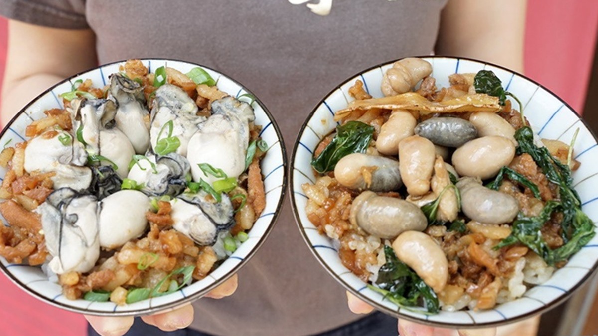 每天限量50碗！鋪滿滿「三杯雞佛飯」麻油香鹹中帶甜，「東石蚵滷飯」現點現燙更鮮美