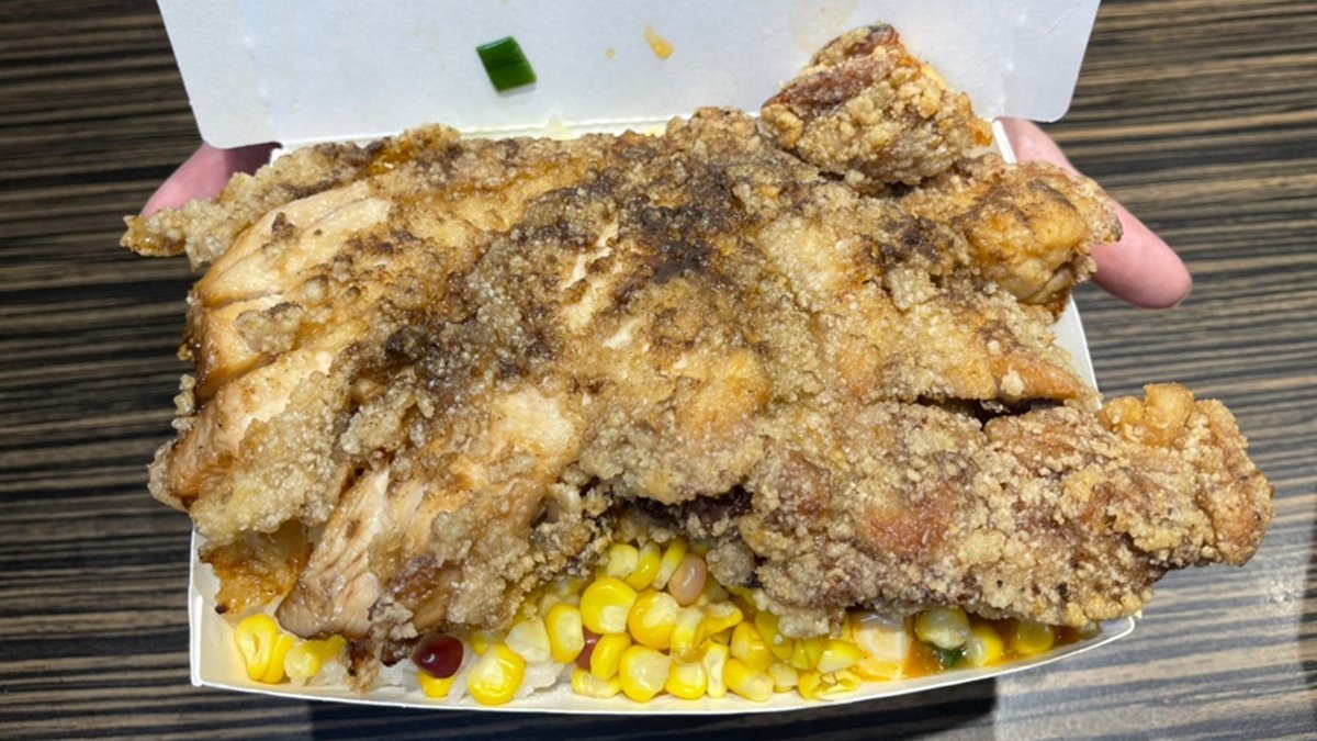老闆娘超佛心！新竹「85元便當」雞排大到炸出來，35元經濟飯吃得到３樣配菜