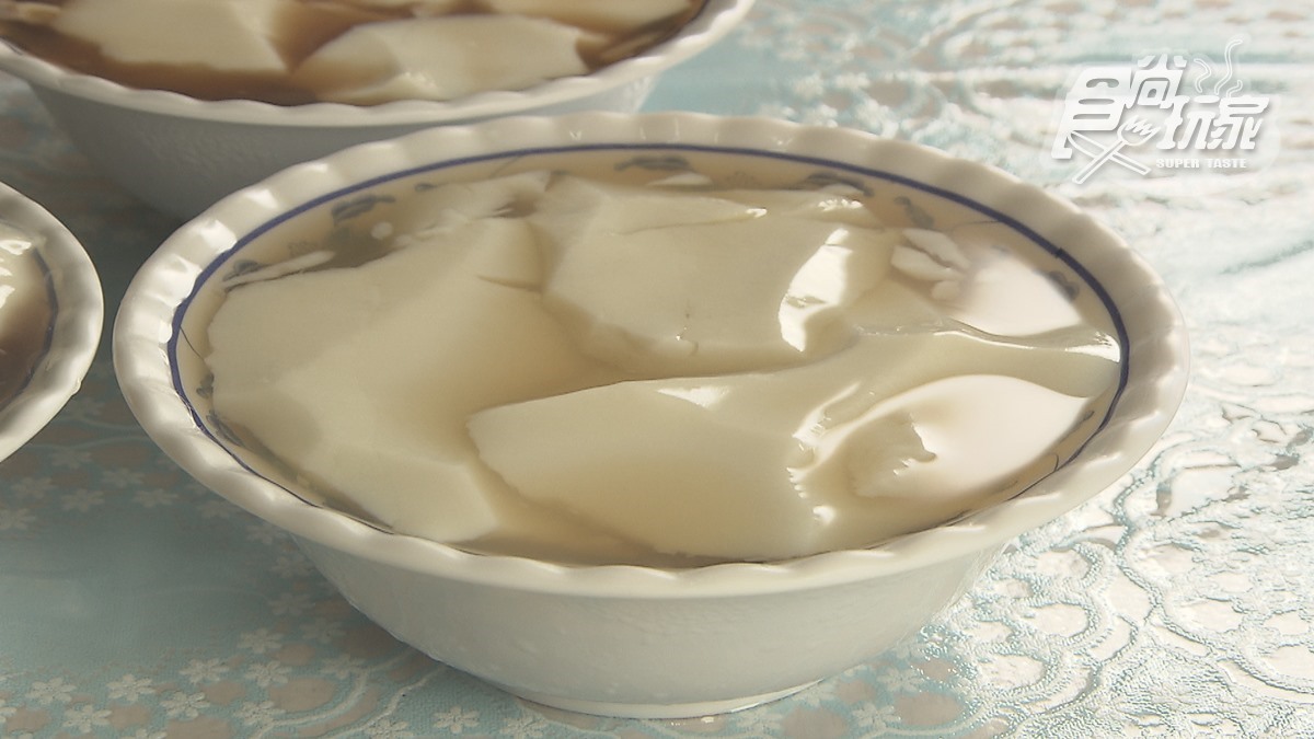 台南40年老店！手工「鹽滷豆花」鋪滿紅豆只要30元，綿密口感宛如布丁