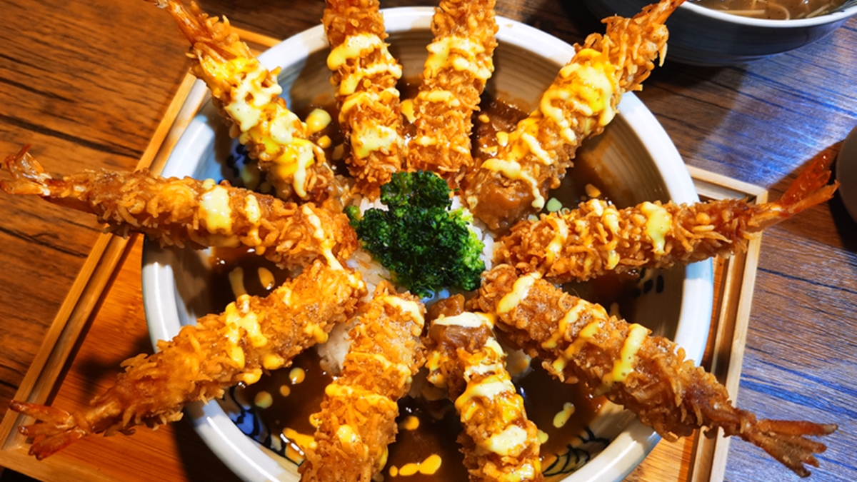 浮誇無上限！桃園摩天輪炸蝦飯「10隻蝦蝦列隊」，搭「明太子滷肉飯」太無敵