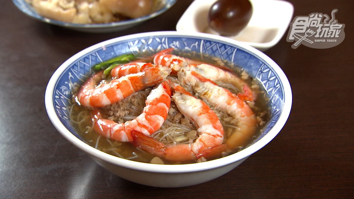 飄香50年！台南「古早味擔仔麵」鋪滿７隻鮮蝦，再搭祕滷５小時鴨蛋更對味