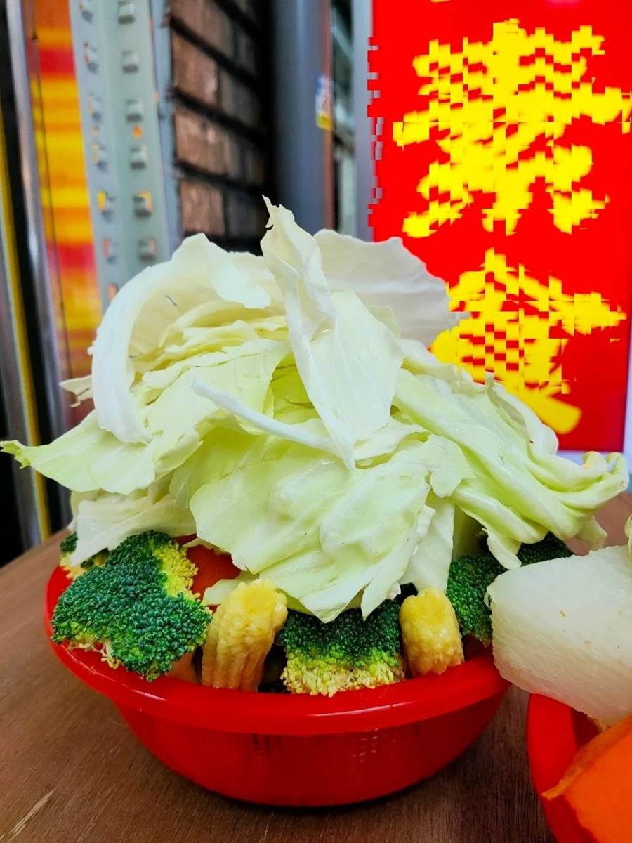 老闆超佛心!桃園「祕製紅茶滷味」蔬菜夾到飽只要60元,必加自製榨菜更唰嘴 老闆超佛心!桃園「祕製紅茶滷味」蔬菜夾到飽只要60元,必加自製榨菜更唰嘴