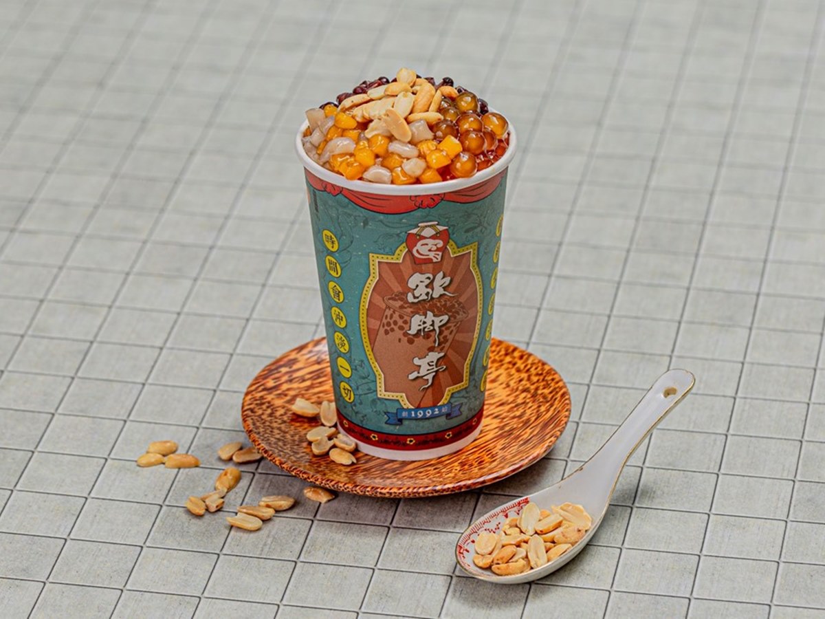 冬季狂賣「半杯都是料」燒仙草回歸！歇腳亭５種料裝好裝滿，冷熱飲都要喝