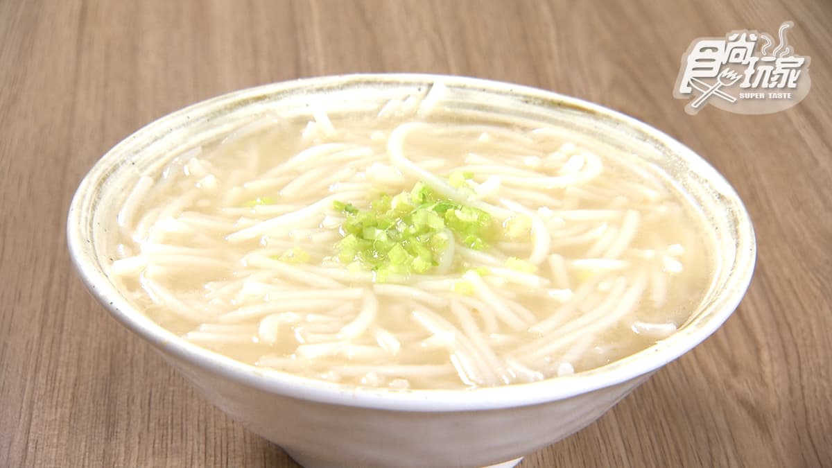 開到凌晨３點！土城「濃郁米粉湯」喝得到蔬菜甜，滿料蚵仔煎酥脆又唰嘴