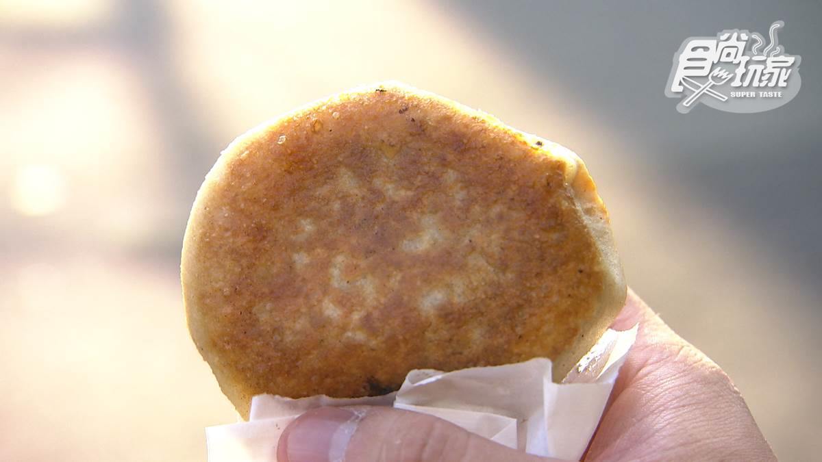 飄香30年！新竹老字號「牛肉餡餅」入口就爆汁，蔥香絞肉軟綿超唰嘴