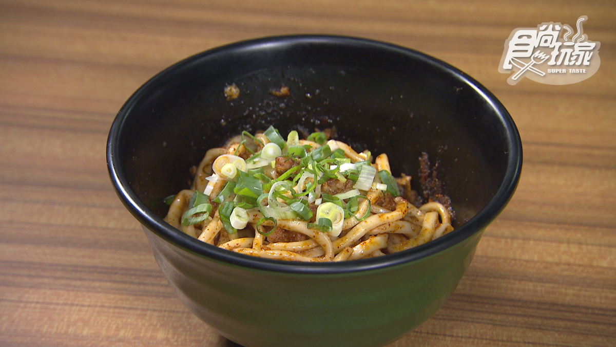 挑戰地表最辣！台北超夯「麻辣雜碎乾麵」Q彈有嚼勁，再配軟嫩雞腸超過癮