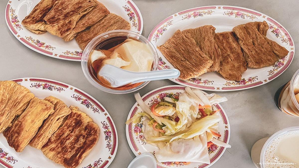 50年豆皮工廠裡吃早餐？在地人最愛現煎「古法豆包」，太晚去小心吃不到