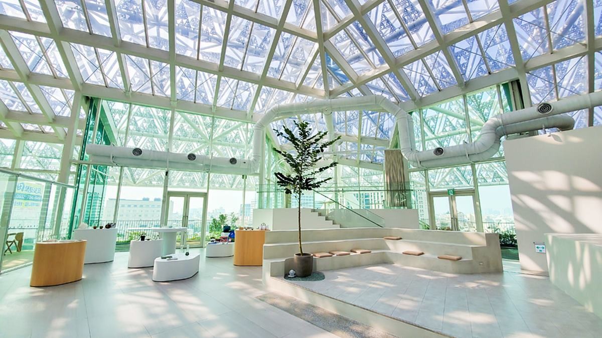 「無印風咖啡廳」藏美術館頂樓！挑高玻璃屋美如「天空公園」，俯瞰台南全景