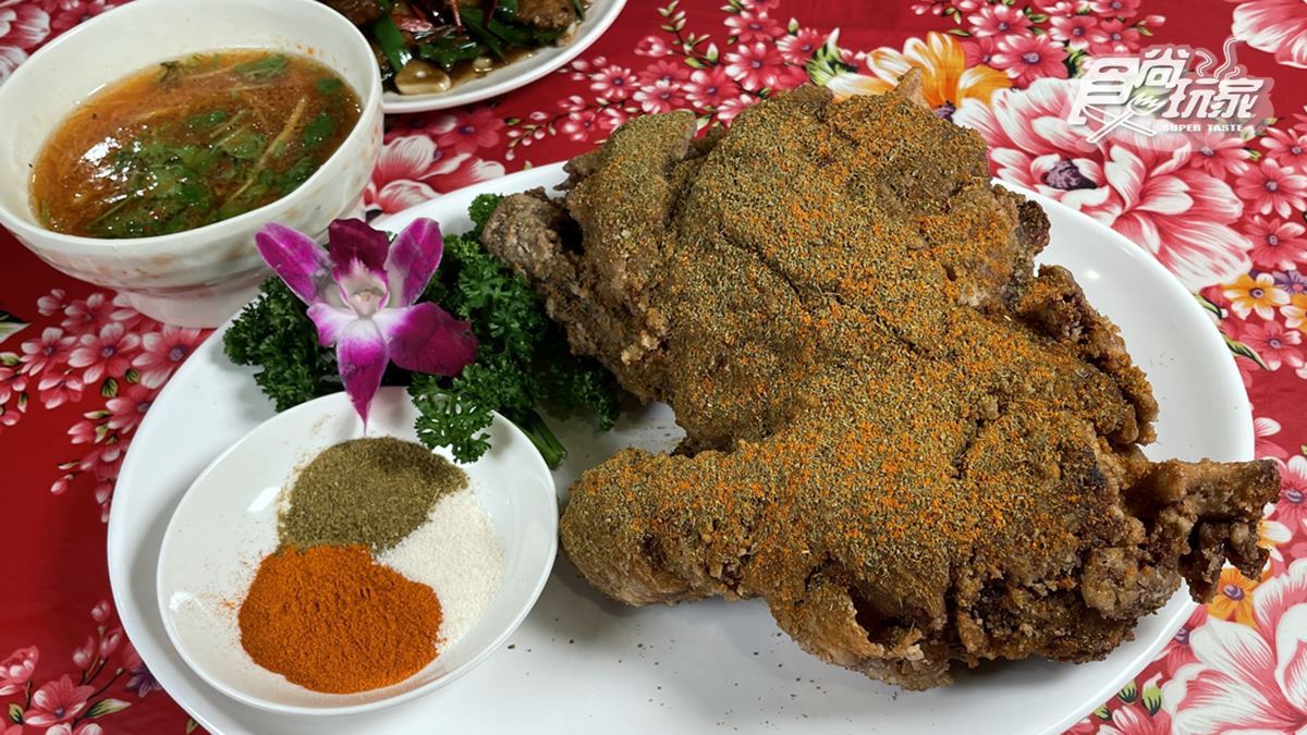 想吃先預訂！台北陝西菜館必點整隻「酥炸羊腿」，皮脆肉嫩一咬就化開