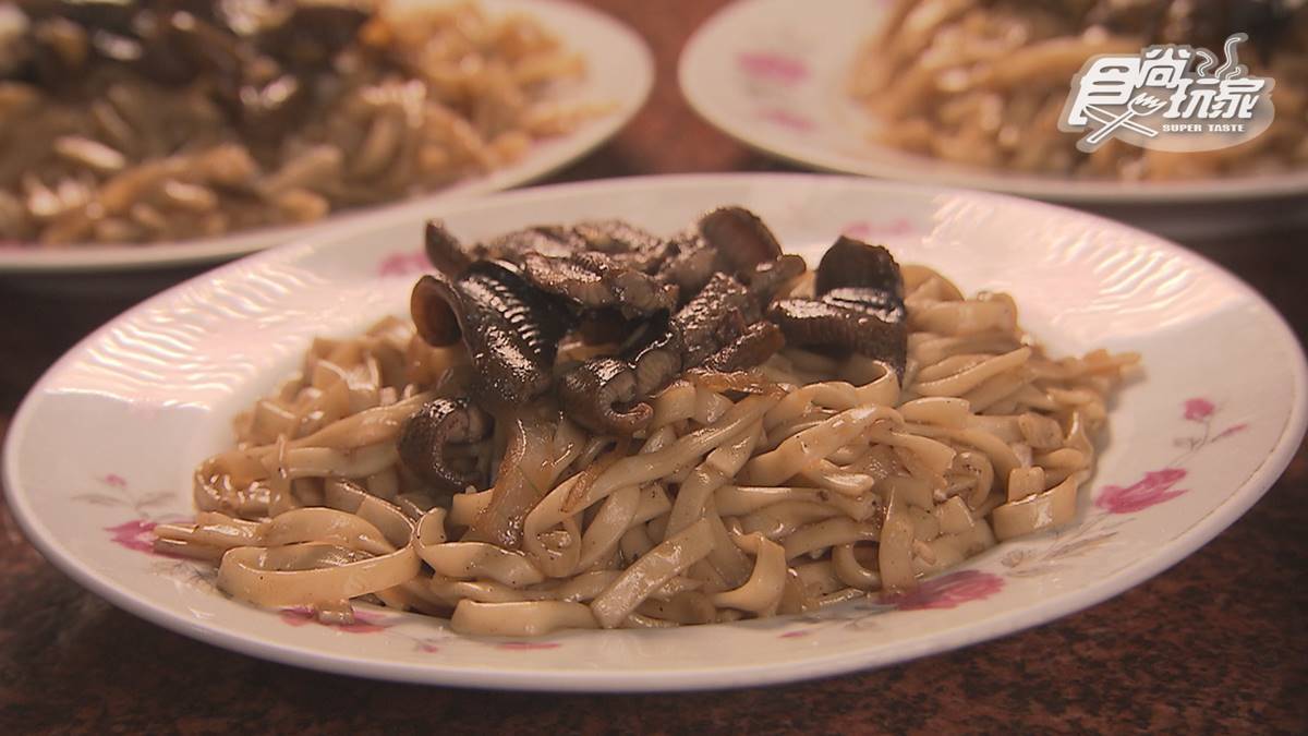 不輸台南！炭火直炒「鱔魚意麵」鍋氣香濃郁，Q彈寬麵吸滿醬汁超唰嘴