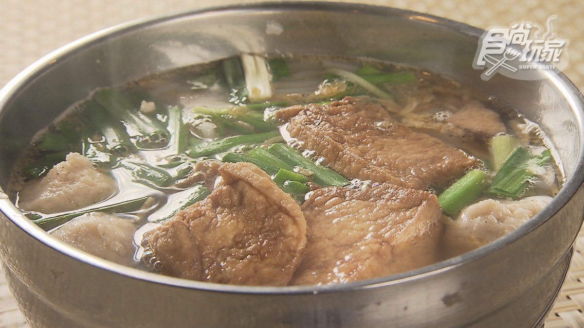 鮮味十足！宜蘭「人氣米粉湯」吃得到純手工魚丸，加手炒辣油香氣更升級
