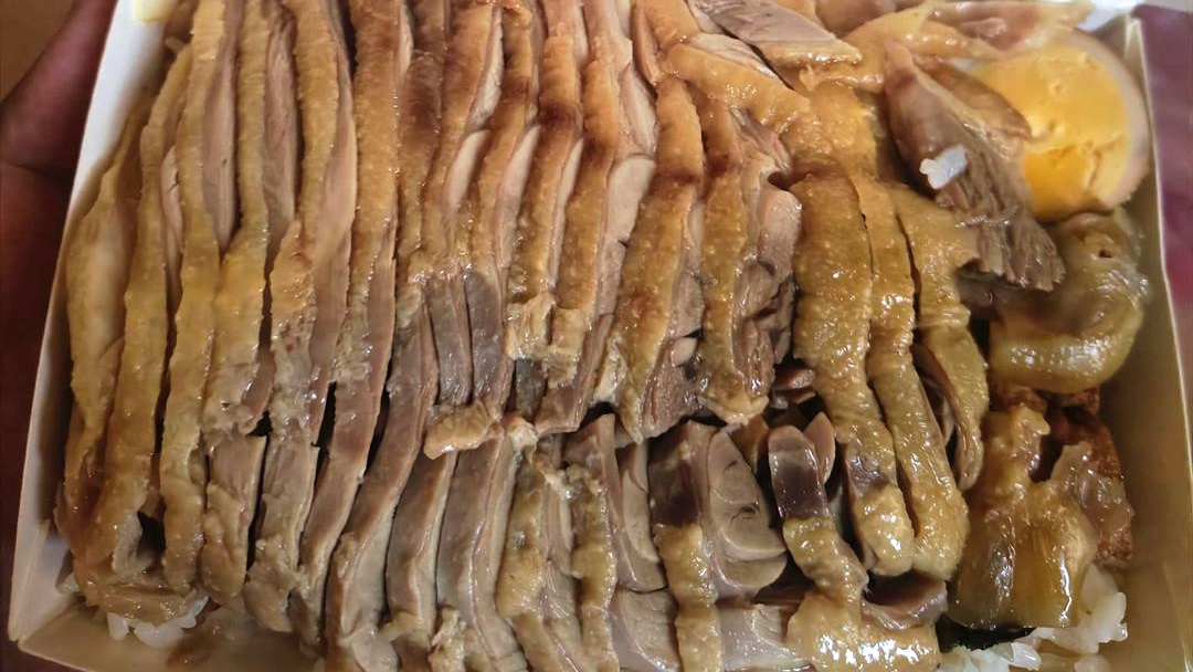 九天玄女降肉了！爆量百元「鴨腿飯」滿到溢出來，引萬人朝聖跪求店址
