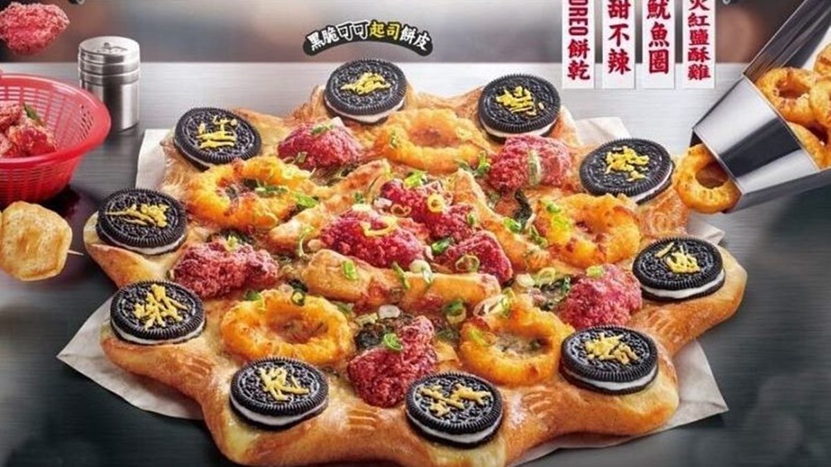 必勝客最新「鹽酥雞比薩」魷魚圈、甜不辣都有！餅皮還有整圈OREO餅乾可吃