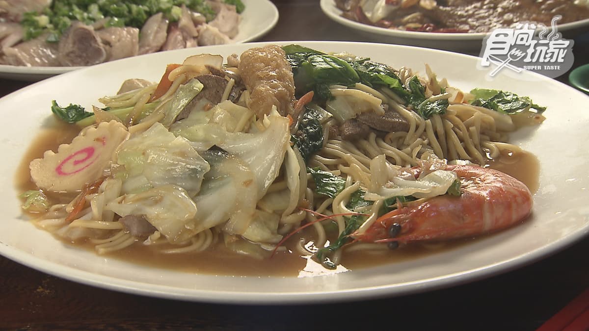 最大分量炒麵！北投「滿料什錦麵」只要120元，再點比拳頭大「浮誇貢丸湯」