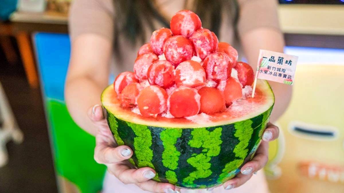 浮誇冰品再＋１！霸氣「半顆西瓜冰」不到100元，超萌球球冰淋滿煉乳太邪惡