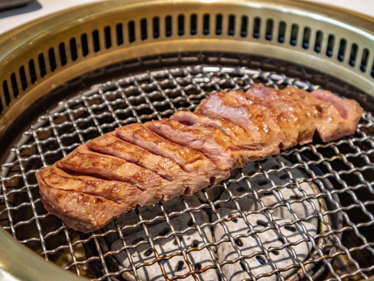 想吃先預訂!4.8星「燒肉界霸主」在台中,鮮嫩「30公分厚切牛舌」老饕必點 台中燒肉推薦「老井極上燒肉」30公分厚牛舌,一定要兩天前預訂。