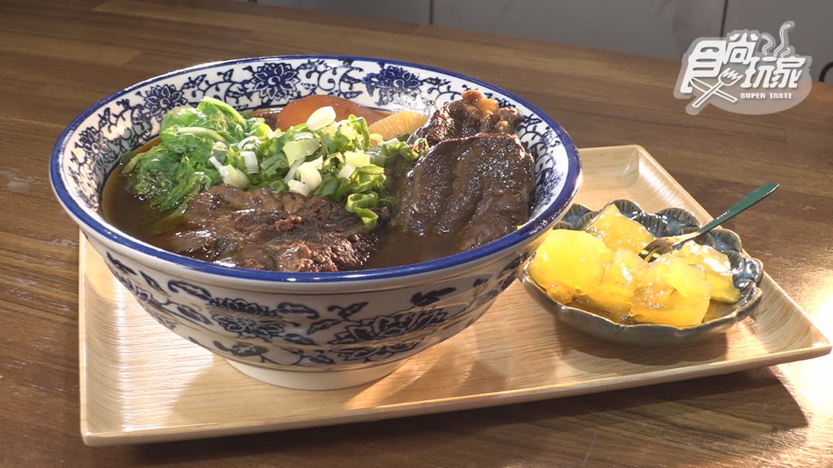 獲選米其林推薦！「厚切牛肉麵」每日限量40碗，大塊牛肉吸滿湯汁超入味