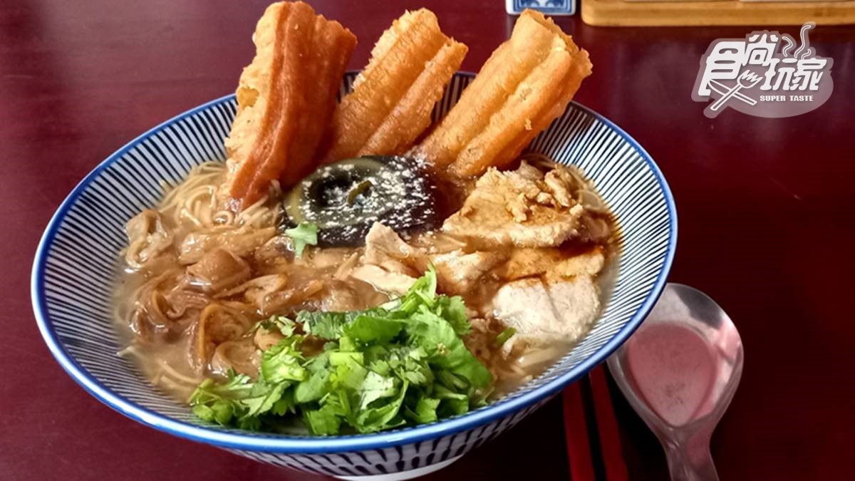 大腸麵線＋皮蛋意外超搭！中藥湯頭尾韻清爽不膩，加自製果醋香甜更唰嘴