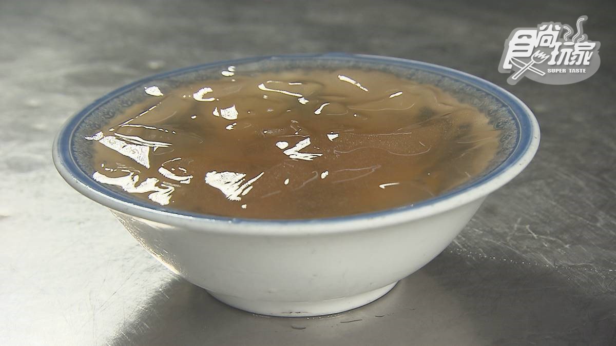 屏東夜市百年冰店！「古早味愛玉冰」超消暑，純手工製作口感滑嫩