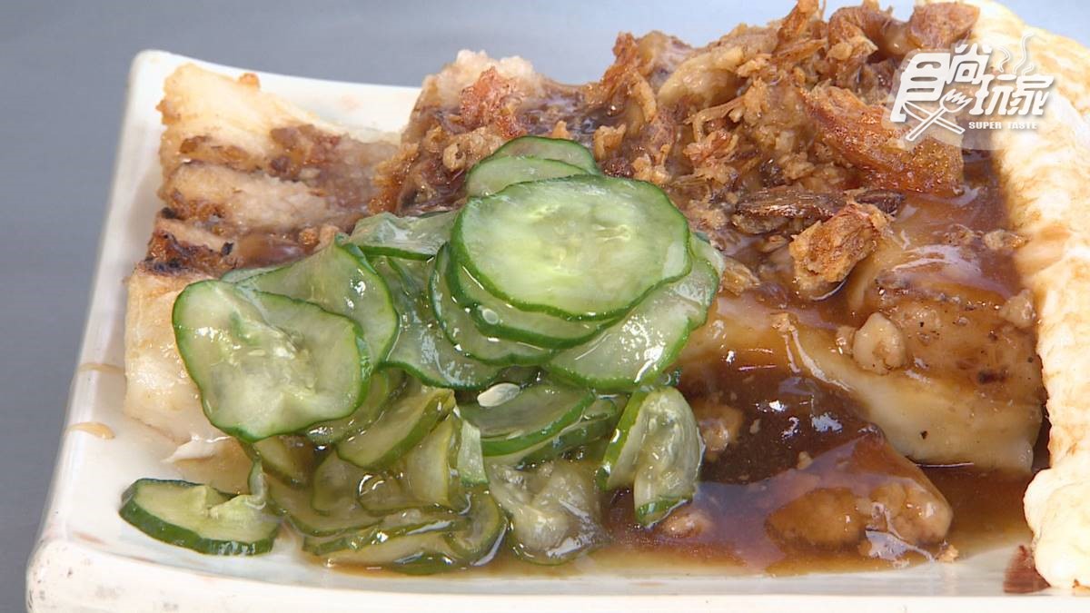 傳承五代宮廟美食！「九層粿」撒滿滿油蔥酥超唰嘴，搭醃漬小黃瓜清爽又解膩