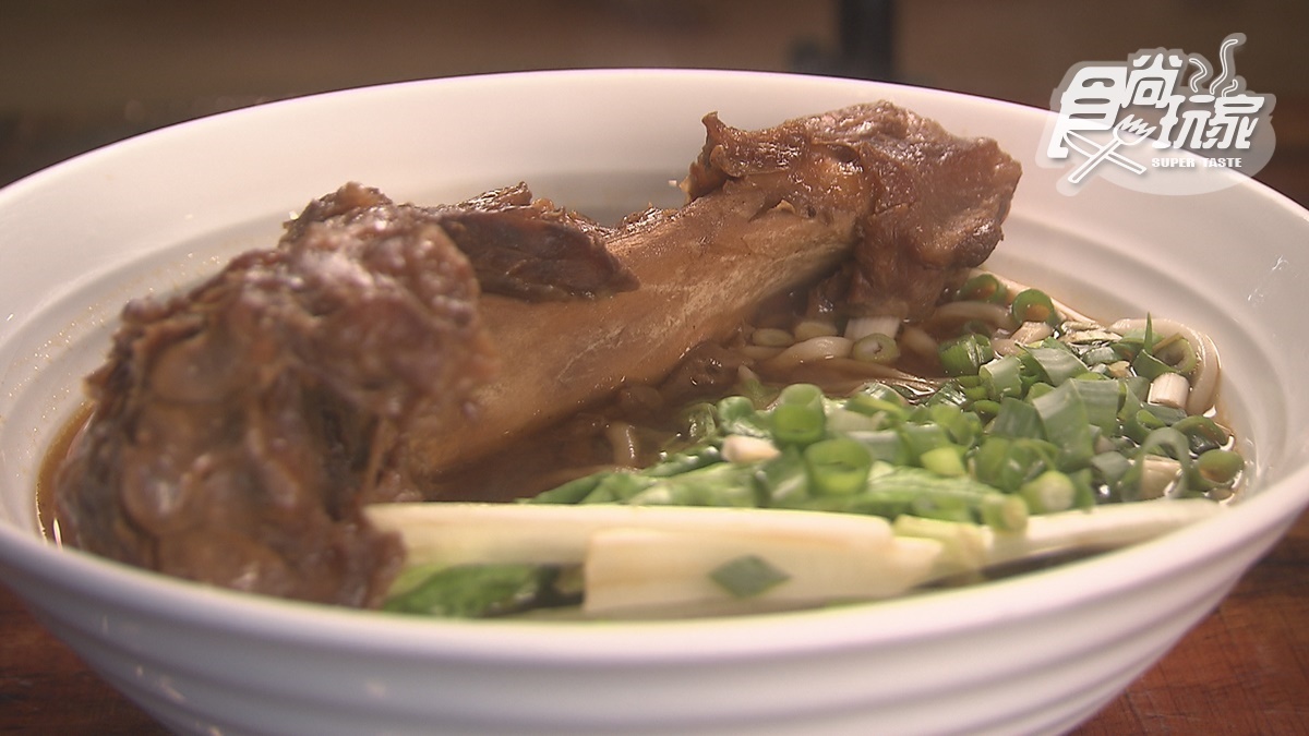 一手拿不住！「霸氣大骨麵」爽嗑整隻帶筋豬大骨，蔬菜湯頭熬煮８小時超入味