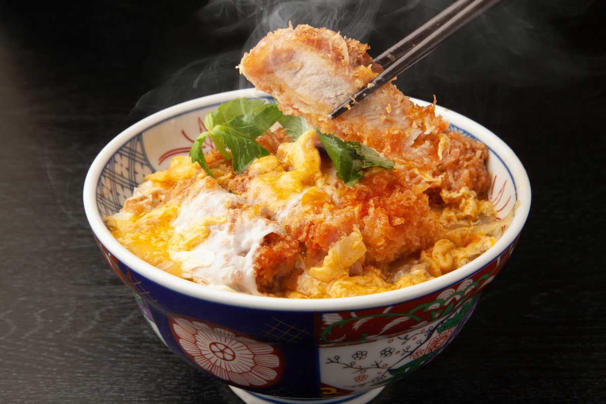 「丼」飯到底怎麼唸？正確發音曝光，９成人唸「ㄉㄨㄥˋ」錯好多年