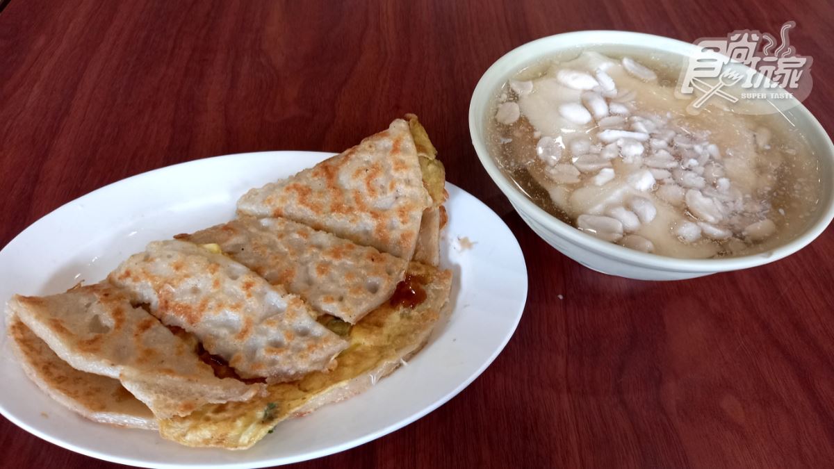 彰化伸港特有早餐！「粉漿蛋餅＋花生豆花」熱賣40年，酥軟蛋餅口感像蘿蔔糕