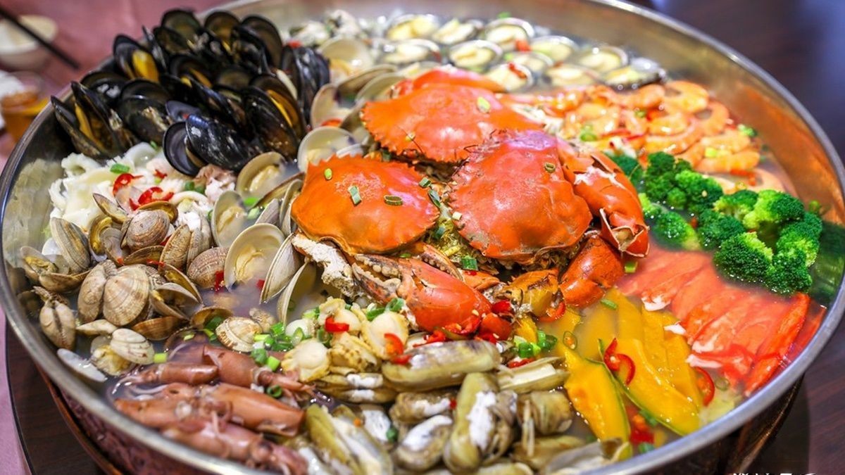 比臉盆還大！「馬祖限定痛風鍋」竟藏婚宴館內，12種海鮮吃好吃滿CP值破表