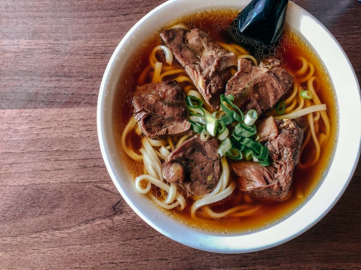 牛肉麵驚人由來！竟和廣東「燉狗肉絕技」有關？比起酸菜加「這味」更暢快