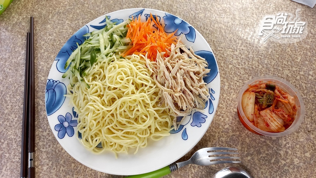 百年榕樹下「神祕涼麵」！特製泡菜清爽回甘超開胃，手炒辣油＋蒜蓉一吃上癮