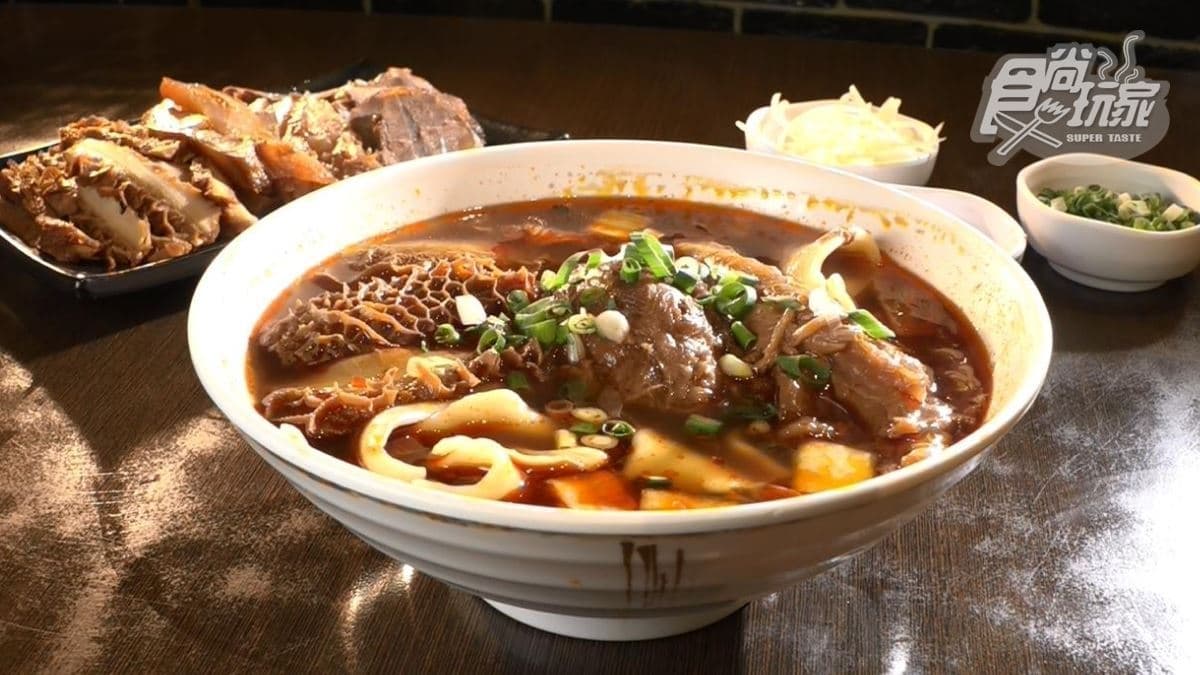 全台必吃「眷村牛肉麵」！４公分手工寬麵扎實有嚼勁，特選腱心入口即化