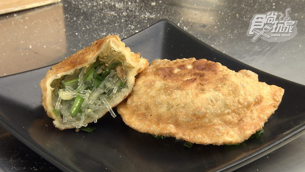 ２小時就完售！排隊超夯「爆餡韭菜盒」只要25元，酥脆唰嘴內行１次買10個