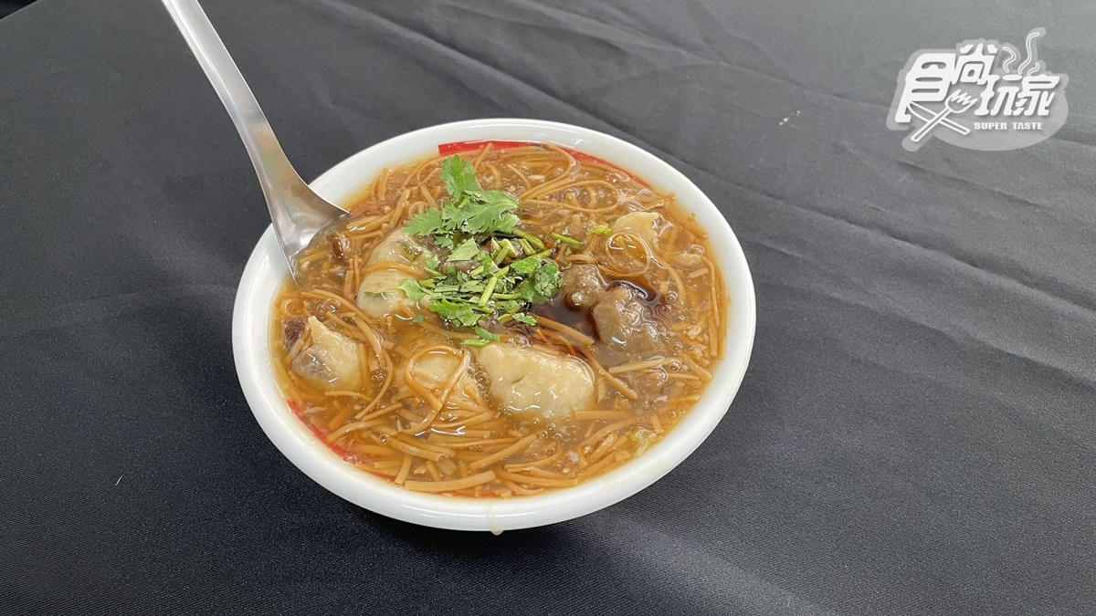 70年老味道！老字號麵線羹加滿大塊豬肉、手工魚漿，豬肉經中藥醃製鮮甜濃郁