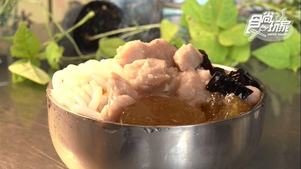50年古早味！隱藏版「粉粿米苔目冰」純手作超Q彈，再搭芋圓、煉乳香甜唰嘴