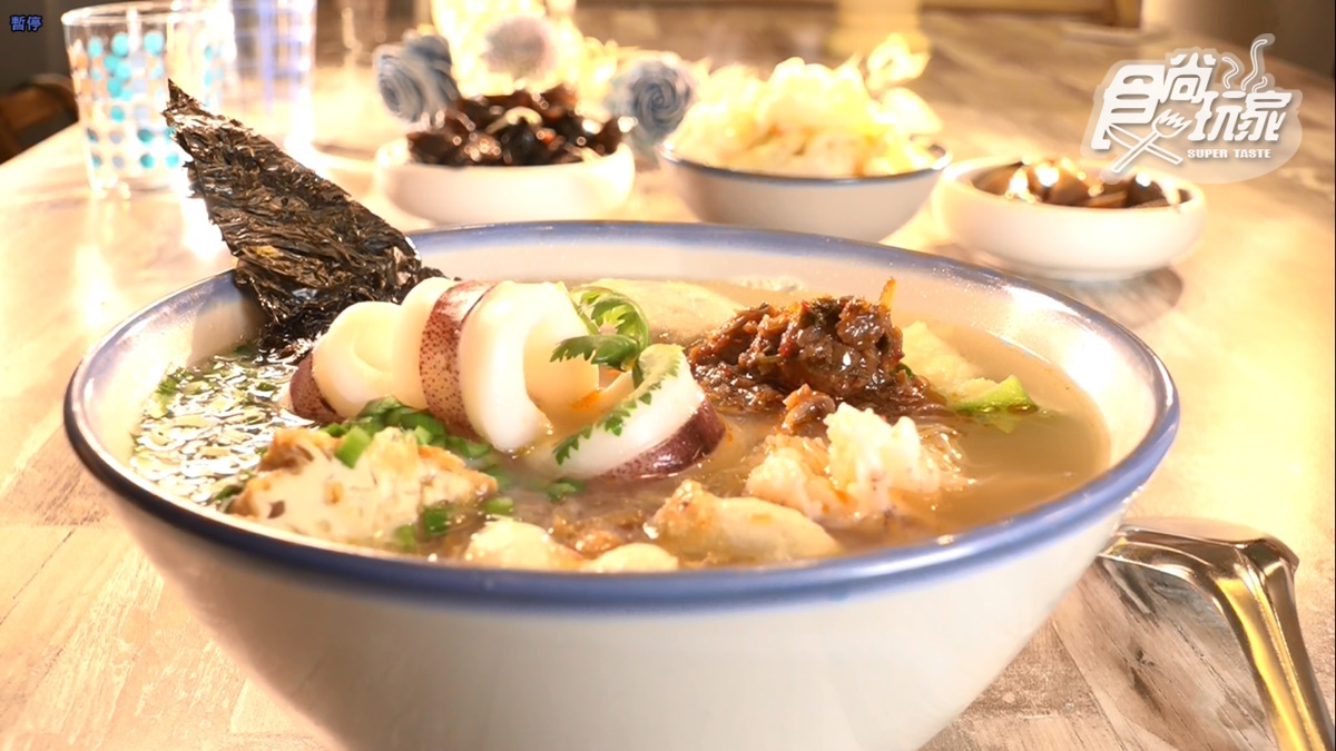 澎湖直送！雞骨熬製「小卷米粉」湯頭濃郁，辛辣XO醬＋鮮甜小卷太過癮