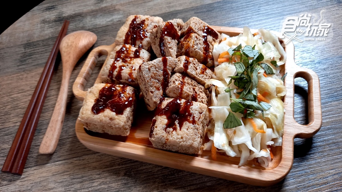 純天然發酵！手工「酥炸臭豆腐」竟混加味噌、九層塔，再搭水果醋泡菜超爽口
