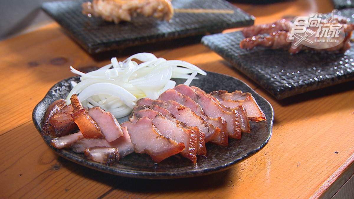帥哥老闆的深夜食堂！部落居酒屋爽嗑脆皮鹹豬肉，外酥內嫩搭生啤酒超銷魂