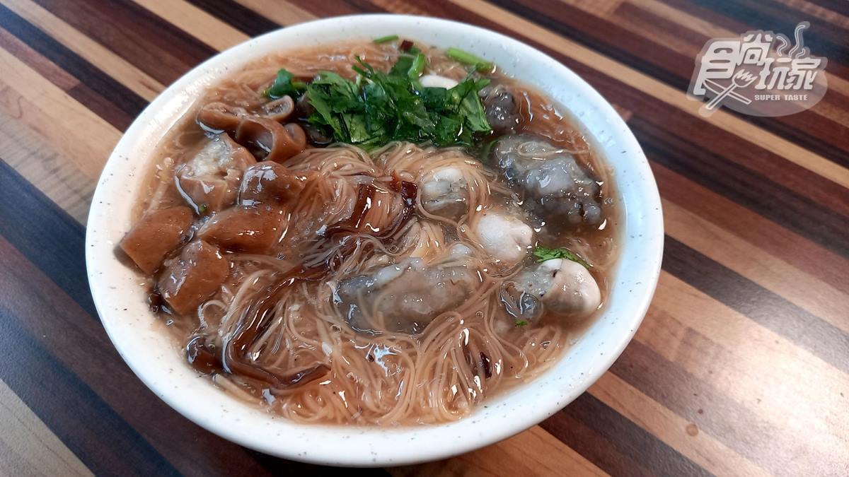 隱身板橋豪宅區！滿料「大腸蚵仔麵線」開攤就排爆，50元銅板價上班族最愛