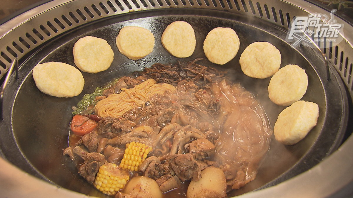 唯一正宗東北菜！招牌「鐵鍋燉肉」入口就化開，必配酥脆玉米餅沾湯更唰嘴