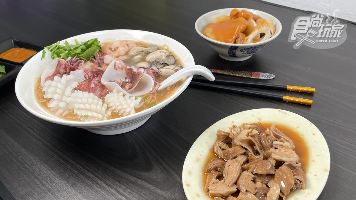 連老外都淪陷！市場新鮮直送「爆量海鮮」鋪滿麵線，爽嗑肥美蚵仔＋Ｑ彈花枝